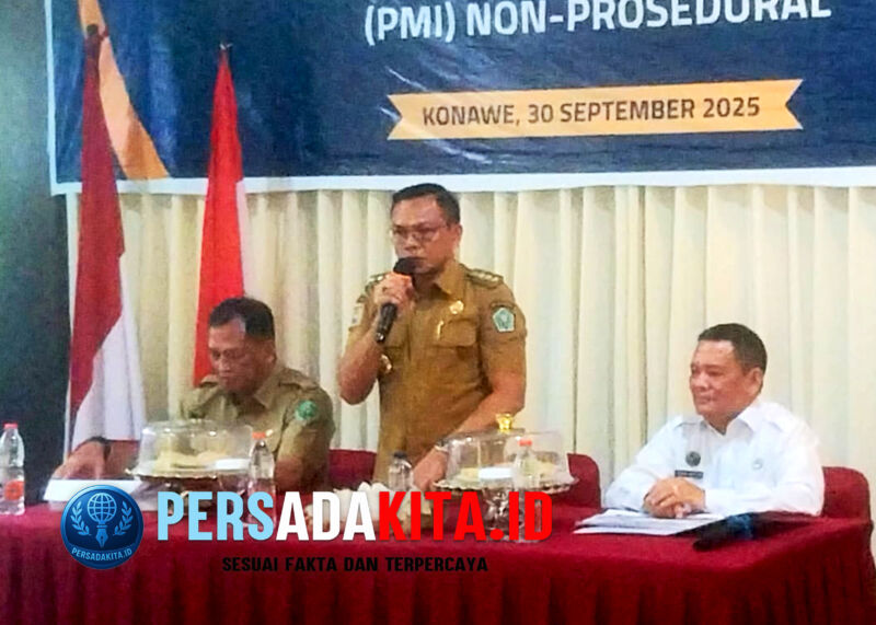 Bupati Konawe, Yusran Akbar, saat membuka sosialisasi pencegahan PMI non prosedural di Konawe, Selasa (30/9/2025). Ia menekankan pentingnya peran desa dalam melindungi warga dari jaringan agen ilegal.