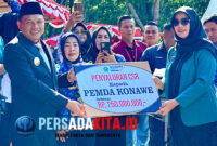Plt. Kepala Bank Sultra Cabang Unaaha, Indri Devi Yanti Saranani (kanan), menyerahkan bantuan CSR kepada Bupati Konawe, H. Yusran Akbar, di halaman Kantor Bupati Konawe, Rabu (1/10/2025).