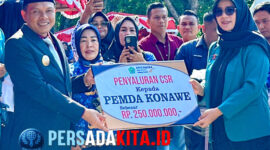Plt. Kepala Bank Sultra Cabang Unaaha, Indri Devi Yanti Saranani (kanan), menyerahkan bantuan CSR kepada Bupati Konawe, H. Yusran Akbar, di halaman Kantor Bupati Konawe, Rabu (1/10/2025).
