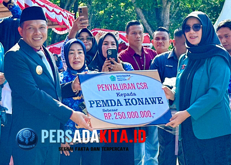 Plt. Kepala Bank Sultra Cabang Unaaha, Indri Devi Yanti Saranani (kanan), menyerahkan bantuan CSR kepada Bupati Konawe, H. Yusran Akbar, di halaman Kantor Bupati Konawe, Rabu (1/10/2025).