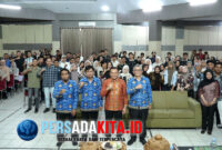 Bupati Konawe, H. Yusran Akbar, S.T. (tengah) bersama Prof. Dr. H. Eka Suaib, M.Si., Dekan FISIP UHO, dan Prof. Dr. H. M. Najib Husain, S.Sos., M.Si., Ketua Jurusan Ilmu Politik dan Pemerintahan, usai acara kuliah praktisi. Kolaborasi akademisi dan praktisi menjadi kunci peningkatan kualitas pendidikan.