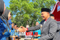 Bupati Konawe H. Yusran Akbar menyerahkan SK secara simbolis kepada perwakilan PPPK dalam upacara Hari Kesaktian Pancasila, Rabu (1/10/2025). Sebanyak 2.927 PPPK resmi diangkat.
