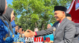 Bupati Konawe H. Yusran Akbar menyerahkan SK secara simbolis kepada perwakilan PPPK dalam upacara Hari Kesaktian Pancasila, Rabu (1/10/2025). Sebanyak 2.927 PPPK resmi diangkat.