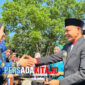 Bupati Konawe H. Yusran Akbar menyerahkan SK secara simbolis kepada perwakilan PPPK dalam upacara Hari Kesaktian Pancasila, Rabu (1/10/2025). Sebanyak 2.927 PPPK resmi diangkat.