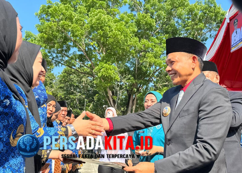 Bupati Konawe H. Yusran Akbar menyerahkan SK secara simbolis kepada perwakilan PPPK dalam upacara Hari Kesaktian Pancasila, Rabu (1/10/2025). Sebanyak 2.927 PPPK resmi diangkat.