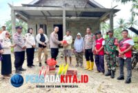Petugas Polres Konawe dan BPBD Konawe menyerahkan bantuan sembako kepada korban puting beliung di Desa Bendewuta, Kecamatan Wonggeduku, Konawe, Kamis (30/10/2025). Bantuan ini merupakan bentuk solidaritas dan kepedulian terhadap warga yang rumahnya rusak akibat angin kencang sehari sebelumnya.