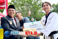 Penyerahan penghargaan kepada Rahmat Lagaligo, atlet Taekwondo Konawe yang juara internasional di Korea Selatan, oleh Bupati Yusran Akbar usai Upacara Peringatan Hari Sumpah Pemuda ke-97 di Unaaha, 28 Oktober 2025 di Lapangan Upacara Pemda Konawe, Selasa (28/10/2025).
