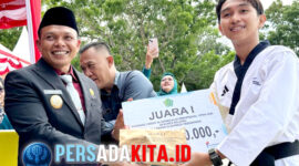 Penyerahan penghargaan kepada Rahmat Lagaligo, atlet Taekwondo Konawe yang juara internasional di Korea Selatan, oleh Bupati Yusran Akbar usai Upacara Peringatan Hari Sumpah Pemuda ke-97 di Unaaha, 28 Oktober 2025 di Lapangan Upacara Pemda Konawe, Selasa (28/10/2025).
