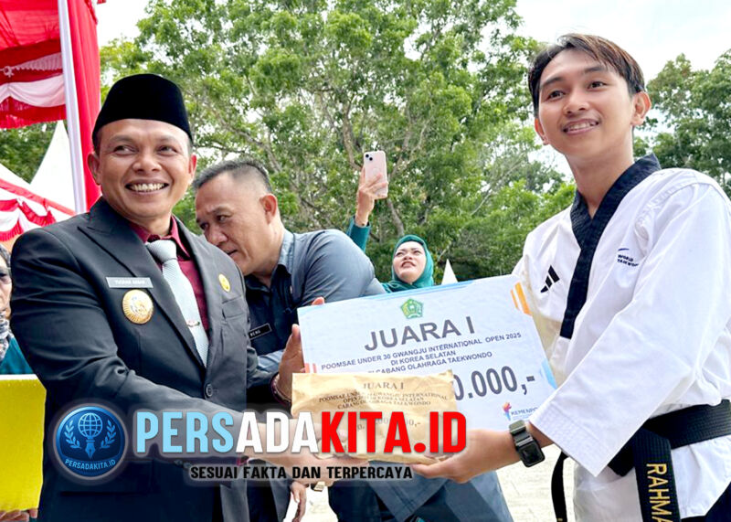 Penyerahan penghargaan kepada Rahmat Lagaligo, atlet Taekwondo Konawe yang juara internasional di Korea Selatan, oleh Bupati Yusran Akbar usai Upacara Peringatan Hari Sumpah Pemuda ke-97 di Unaaha, 28 Oktober 2025 di Lapangan Upacara Pemda Konawe, Selasa (28/10/2025).
