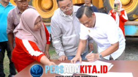 Bupati Yusran Akbar dan Perwakilan PT OSS saat menandatanganan berita acara Serah Terima Hibah:
“Momen bersejarah! Bupati Konawe Yusran Akbar (kanan) saat menandatanganan berita acara Serah Terima Hibah di BLK Konawe, Jumat (7/11/2025). Secara simbolis menerima Loader dari PT OSS—alat pertama sejenis di BLK se-Sulawesi Tenggara. Ini bukti nyata: 