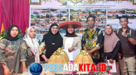 Hj. Hania memakai boru dari daun pandan hitam saat mengunjungi stand kerajinan Desa Puudambu — simbol dukungan penuh Dekranasda terhadap produk lokal pada Expo Inovasi Desa di Eks STQ Konawe, Sabtu (8/11/2025)
