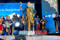 Eisyah berpose dengan piala & selempang:
Eisyah Febrina tersenyum bangga usai dinobatkan sebagai salah satu pemenang Lomba Pesona Wajah Indonesia 2025 di Jakarta. Prestasi ini membuktikan anak daerah mampu bersinar di level nasional. 