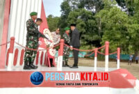 Bupati Konawe Yusran Akbar, ST meletakkan karangan bunga usai memimpin upacara Hari Pahlawan ke-80 di Taman Makam Pahlawan Asao, Unaaha, Senin (10/11/2025)