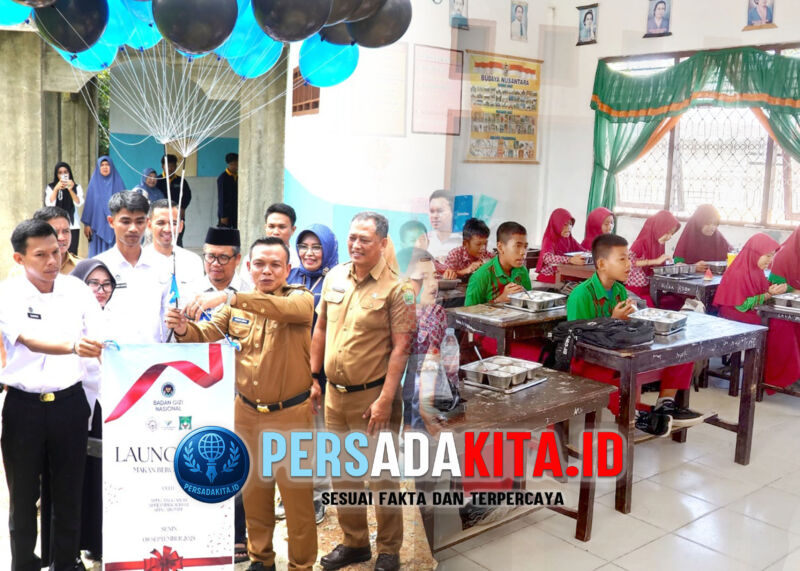 Bupati Konawe, H Yusran Akbar ST didampingi Sekda Konawe, Dr Ferdinan Sapan dan Korwil Kabupaten Konawe perwakilan Badan Gizi Nasional Sultra, Nopri Al Ikmansyah SH saat peluncuran SPPG Wawotobi belum lama ini.