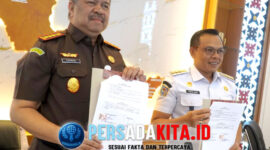 Momen bersejarah: Bupati Konawe H. Yusran Akbar (kanan) dan Kepala Kejari Unaaha Fachrizal, SH., menandatangani MoU hibah tanah untuk Rukbasan, disaksikan Sekda dan jajaran OPD di Ruang Rapat Bupati Konawe, Rabu (12/11/2025).