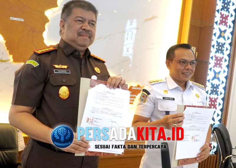 Momen bersejarah: Bupati Konawe H. Yusran Akbar (kanan) dan Kepala Kejari Unaaha Fachrizal, SH., menandatangani MoU hibah tanah untuk Rukbasan, disaksikan Sekda dan jajaran OPD di Ruang Rapat Bupati Konawe, Rabu (12/11/2025).