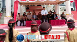 Bupati Konawe H. Yusran Akbar ST memberikan pengarahan terakhir sebelum melepas kontingen Jambore Daerah ke-X Sultra, di pelataran Kantor Bupati Konawe, Senin (10/11/2025).