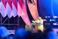 Presiden Prabowo Subianto menyampaikan pidato dengan penuh emosi di Puncak Peringatan Hari Guru 2025, sambil menunjuk layar yang menayangkan kondisi memilukan anak-anak sekolah.