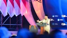 Presiden Prabowo Subianto menyampaikan pidato dengan penuh emosi di Puncak Peringatan Hari Guru 2025, sambil menunjuk layar yang menayangkan kondisi memilukan anak-anak sekolah.