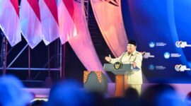 Presiden Prabowo Subianto menyampaikan pidato dengan penuh emosi di Puncak Peringatan Hari Guru 2025, sambil menunjuk layar yang menayangkan kondisi memilukan anak-anak sekolah.