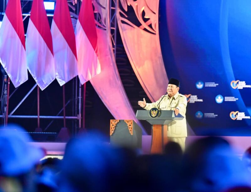 Presiden Prabowo Subianto menyampaikan pidato dengan penuh emosi di Puncak Peringatan Hari Guru 2025, sambil menunjuk layar yang menayangkan kondisi memilukan anak-anak sekolah.