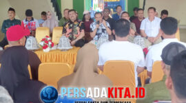 Bupati Konawe H Yusran Akbar ST saat memberikan arahan pada 291 Kepala Desa: Suasana rapat koordinasi besar yang dihadiri oleh Bupati, Wabup, Kajari, Sekda, dan seluruh pimpinan OPD Konawe bersama 291 Kepala Desa di Lokasi Expo Inovasi Desa di Eks STQ Unaaha, Sabtu (8/11/2025)