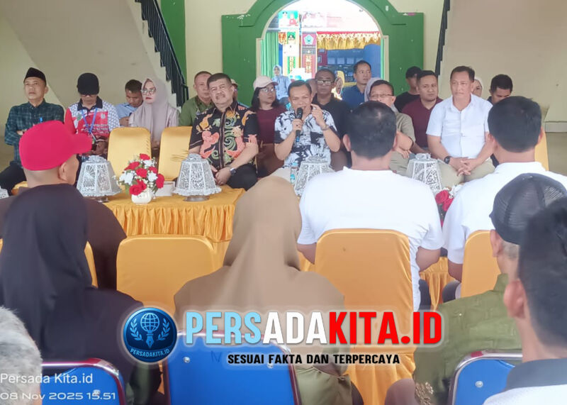 Bupati Konawe H Yusran Akbar ST saat memberikan arahan pada 291 Kepala Desa: Suasana rapat koordinasi besar yang dihadiri oleh Bupati, Wabup, Kajari, Sekda, dan seluruh pimpinan OPD Konawe bersama 291 Kepala Desa di Lokasi Expo Inovasi Desa di Eks STQ Unaaha, Sabtu (8/11/2025)