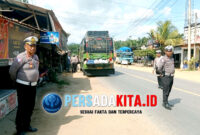 Kasat Lantas Polres Konawe, IPTU Chaidir Akbar, S.IP (kanan), memberikan teguran dan edukasi secara humanis kepada pengendara dalam gelaran Operasi Zebra Anoa 2025 di Simpang Tiga Lambuya, Konawe, Kamis (20/11/2025). Pendekatan ini mendapat respons positif dari masyarakat. 