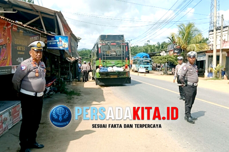 Kasat Lantas Polres Konawe, IPTU Chaidir Akbar, S.IP (kanan), memberikan teguran dan edukasi secara humanis kepada pengendara dalam gelaran Operasi Zebra Anoa 2025 di Simpang Tiga Lambuya, Konawe, Kamis (20/11/2025). Pendekatan ini mendapat respons positif dari masyarakat. 