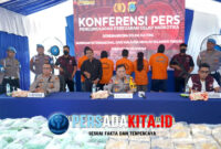 Kapolda Sulteng Irjen Endi Sutendi didampingi Kabidhumas Kombes Pol Djoko Wienartono serta Dirresnarkoba Kombes Pol Pribadi Sembiring di depan meja panjang berisi tumpukan paket sabu berbalut plastik bening: “60 kg sabu—bernilai Rp30 miliar di pasaran gelap—dipamerkan Kapolda Sulteng dalam konferensi pers bersejarah, Selasa (18/11/2025).”