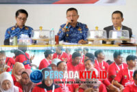 Wakil Bupati Konawe, H. Syamsul Ibrahim (tengah), menyampaikan arahan strategis dalam pembukaan pelatihan pengurus Koperasi Desa Kelurahan Merah Putih di Balai Kelurahan Anggaberi, Senin (17/11/2025).