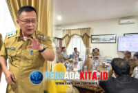 Wakil Bupati Konawe H. Syamsul Ibrahim memimpin rapat koordinasi Dewan Pengupahan dengan wajah serius, menekankan pentingnya percepatan pengusulan UMK, Selasa (18/11/2025).)