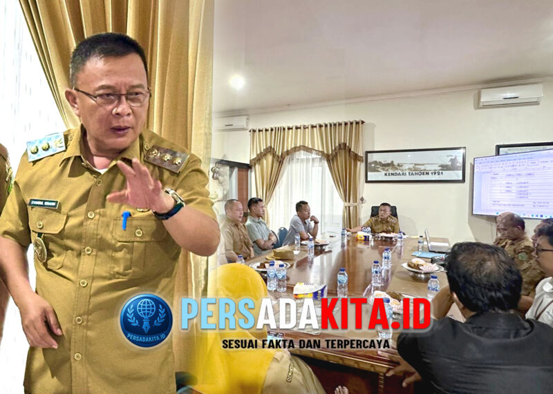 Wakil Bupati Konawe H. Syamsul Ibrahim memimpin rapat koordinasi Dewan Pengupahan dengan wajah serius, menekankan pentingnya percepatan pengusulan UMK, Selasa (18/11/2025).)