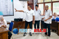 Bupati Konawe H. Yusran Akbar, ST (kiri) dengan serius menyimak data terpampang di salah satu ruang didampingi Kadis Dikbud Konawe Dr. Suryadi (Kanan) dan Sekretaris Disdikbud Ahmad Djauhari (tengah)