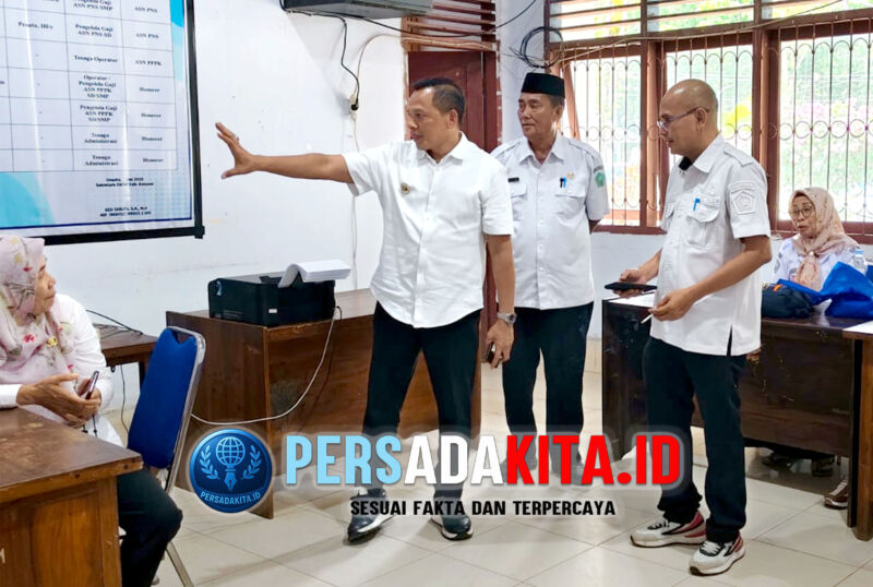 Bupati Konawe H. Yusran Akbar, ST (kiri) dengan serius menyimak data terpampang di salah satu ruang didampingi Kadis Dikbud Konawe Dr. Suryadi (Kanan) dan Sekretaris Disdikbud Ahmad Djauhari (tengah)