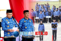 Bupati Konawe H. Yusran Akbar membacakan sambutan Ketua Umum DPN KORPRI pada upacara HUT ke-54 di Lapangan Pemda Konawe.