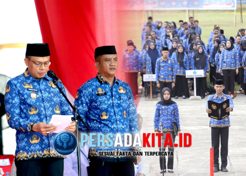 Bupati Konawe H. Yusran Akbar membacakan sambutan Ketua Umum DPN KORPRI pada upacara HUT ke-54 di Lapangan Pemda Konawe.