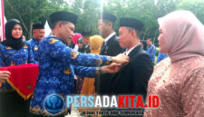 Momen haru Bupati Yusran Akbar menyematkan Satyalancana Karya Satya kepada salah satu ASN berprestasi saat Peringatan Hari Ulang Tahun (HUT) Ke-54 Korps Pegawai Republik Indonesia (KORPRI) Tingkat Kabupaten Konawe, Senin (1/12/2025)