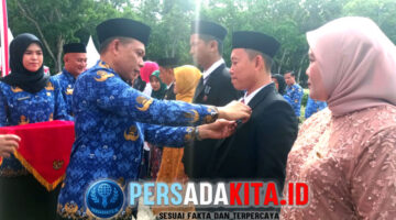 Momen haru Bupati Yusran Akbar menyematkan Satyalancana Karya Satya kepada salah satu ASN berprestasi saat Peringatan Hari Ulang Tahun (HUT) Ke-54 Korps Pegawai Republik Indonesia (KORPRI) Tingkat Kabupaten Konawe, Senin (1/12/2025)