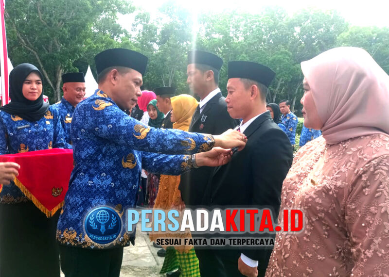 Momen haru Bupati Yusran Akbar menyematkan Satyalancana Karya Satya kepada salah satu ASN berprestasi saat Peringatan Hari Ulang Tahun (HUT) Ke-54 Korps Pegawai Republik Indonesia (KORPRI) Tingkat Kabupaten Konawe, Senin (1/12/2025)