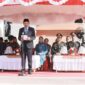 Bupati Konawe H. Yusran Akbar membacakan Amanat Presiden RI pada Upacara Peringatan Hari Bela Negara Ke-77 di Lapangan Upacara Pemda Konawe, Jumat (19/12/2025). Pidato Presiden menyoroti sejarah heroik Aceh, Sumut, dan Sumbar. 