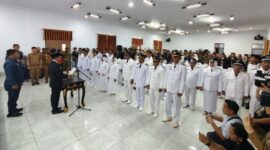 Suasana khidmat selama prosesi pengucapan sumpah/janji jabatan oleh para pejabat baru dari berbagai eselon. 