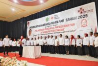 Ketua PMI Kabupaten Konawe, Sarnina Yusrin Usbar, SE (tengah) bersama jajaran pengurus tingkat kecamatan yang baru dilantik, Sabtu (27/12/2025). Momen ini menandai perluasan cakupan layanan PMI ke seluruh 28 kecamatan.