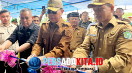Momen Gubernur Andi Sumangerukka dan Bupati Yusran Akbar bersama-sama menggunting pita sebagai tanda peresmian kedua mesin modern tersebut di Balai Benih Induk (BBI) Wawotobi, Senin (30/12/2025)