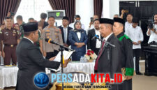 Jemi Syafrul Imran mengucapkan sumpah jabatan: Jemi Syafrul Imran, S.E., dengan khidmat mengucapkan sumpah/janji sebagai Anggota PAW DPRD Konawe, disaksikan seluruh pimpinan dan undangan.