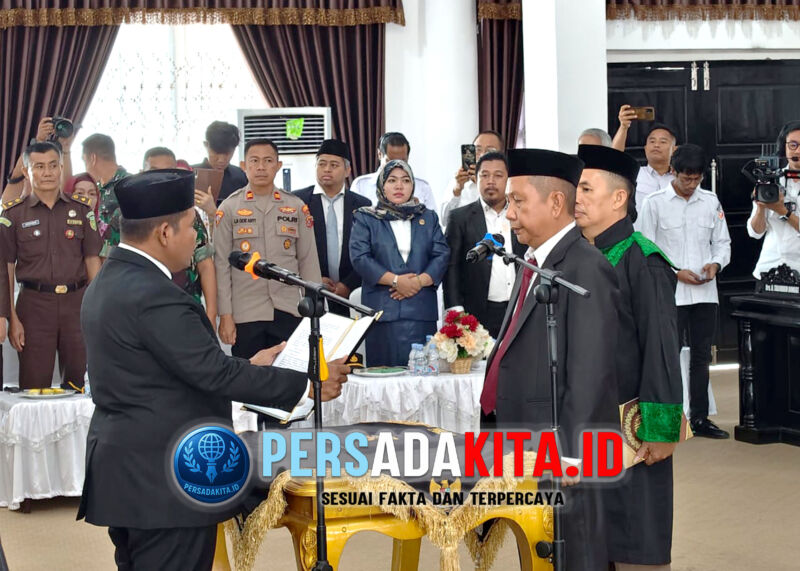 Jemi Syafrul Imran mengucapkan sumpah jabatan: Jemi Syafrul Imran, S.E., dengan khidmat mengucapkan sumpah/janji sebagai Anggota PAW DPRD Konawe, disaksikan seluruh pimpinan dan undangan.
