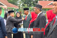 Asisten I Setda Konawe, Marjuni Ma'mir memimpin prosesi penyerahan Satyalancana Karya Satya kepada perwakilan penerima, disaksikan Forkopimda dan ratusan peserta upacara di Lapangan MAN 1 Konawe.
