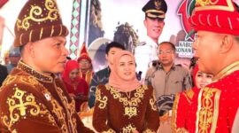 Bupati Konawe memberikan ucapan Selamat Kepada Bupati Konawe Utara: Bupati Konawe, H. Yusran Akbar ST., menegaskan pentingnya sinergi antara Konawe dan Konawe Utara sebagai daerah yang satu rumpun untuk percepatan pembangunan.