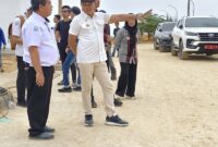 Bupati Yusran Akbar (kanan) berdialog dengan Kepala PPS Kendari Asep Saepullo (kiri) mengecek kesiapan fasilitas dermaga dan pendingin ikan yang menjadi bagian dari 19 bangunan inti proyek.