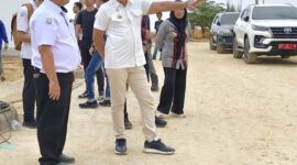 Bupati Yusran Akbar (kanan) berdialog dengan Kepala PPS Kendari Asep Saepullo (kiri) mengecek kesiapan fasilitas dermaga dan pendingin ikan yang menjadi bagian dari 19 bangunan inti proyek.